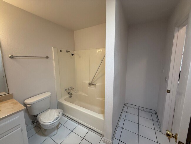 Foto del edificio - Victorville - 3 Bedrooms, 2 Bathrooms, New Paint, New Blinds, Tile Floors