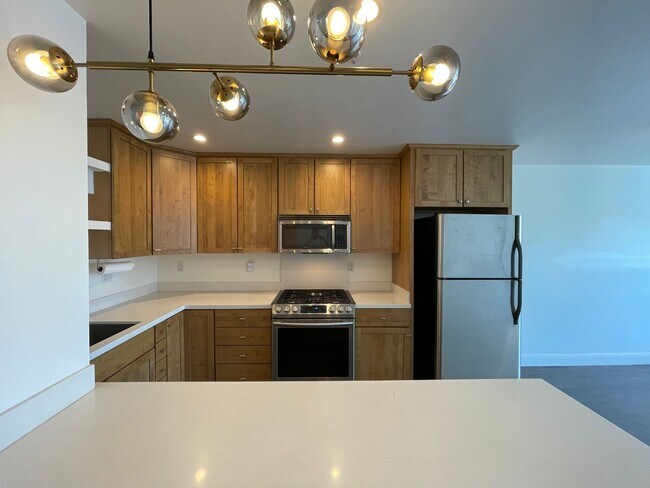 Foto del edificio - Outer Sunset 2BR Condo Across from Golden Gate Park | Bright Living, In Unit Laundry, & Parking S...