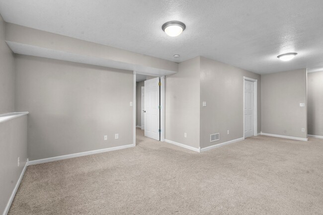 Building Photo - Beautiful End Unit Condo - 4 Bedrooms, Lin...