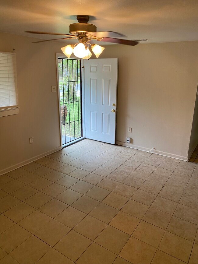 Foto del edificio - 5669 Hartford Ave