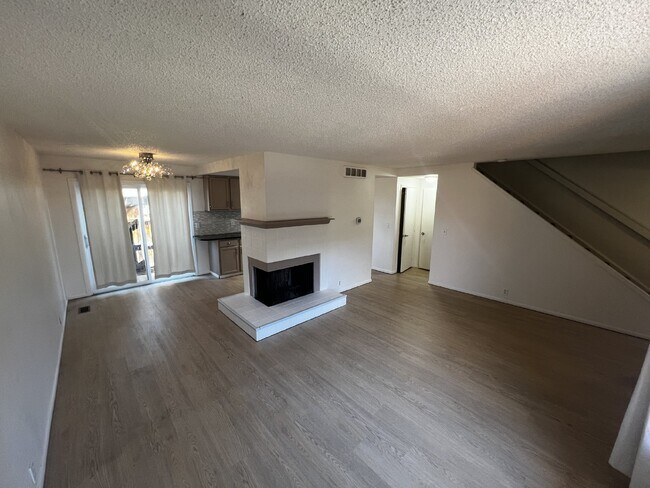 Foto del edificio - Modern 3-Bedroom Townhouse with Finished B...