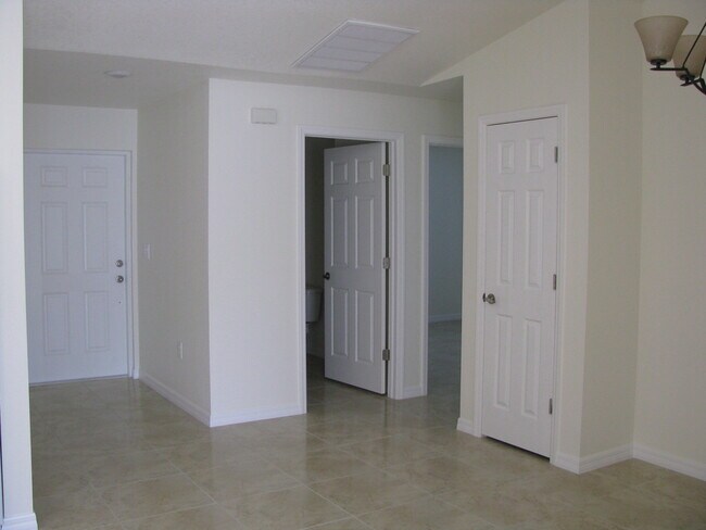 Foto del edificio - 1228 Navigator Rd