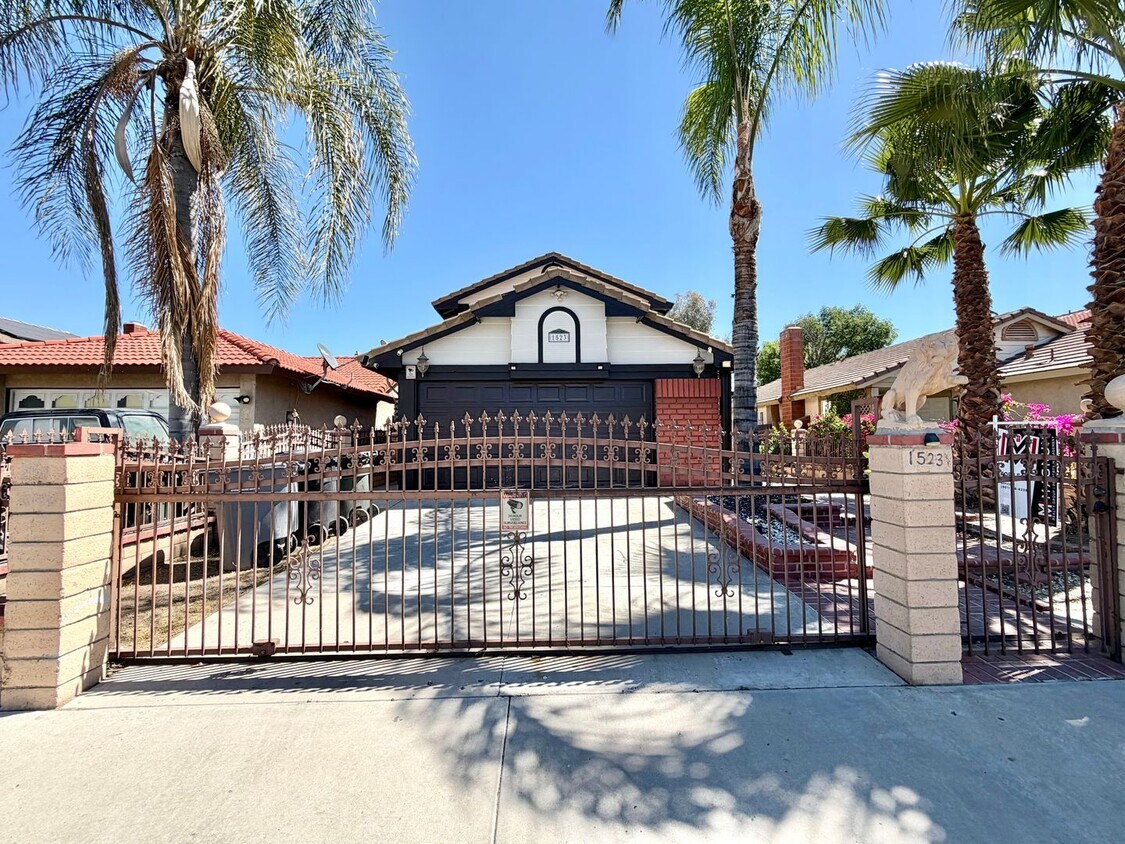 Gated 3 Bedroom 2.5 Bath Home with Bonus Room & Private Balcony - Gated 3 Bedroom 2.5 Bath Home with Bonus Room & Private Balcony