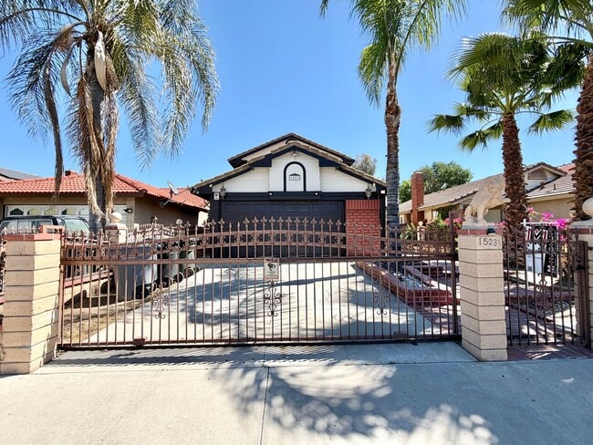 Gated 3 Bedroom 2.5 Bath Home with Bonus Room & Private Balcony - Gated 3 Bedroom 2.5 Bath Home with Bonus Room & Private Balcony