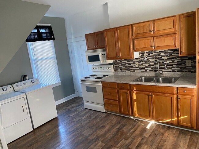 Building Photo - 238 S Maple