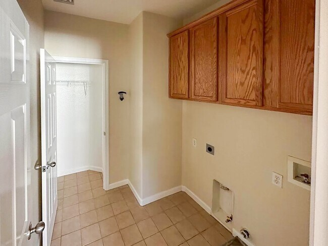 Building Photo - 9615 Harvest View Way