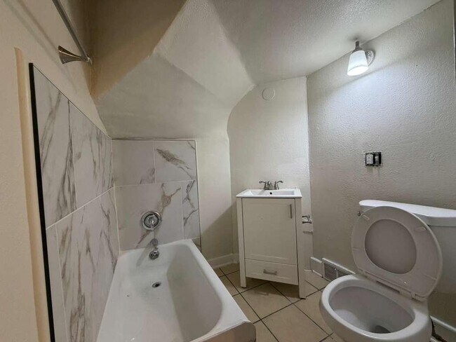 Foto del edificio - 2213-2215-2215 N Holton St