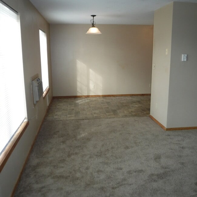 Building Photo - Ground Level 2 Bed/1 Bath in NW Redmond Fourplex