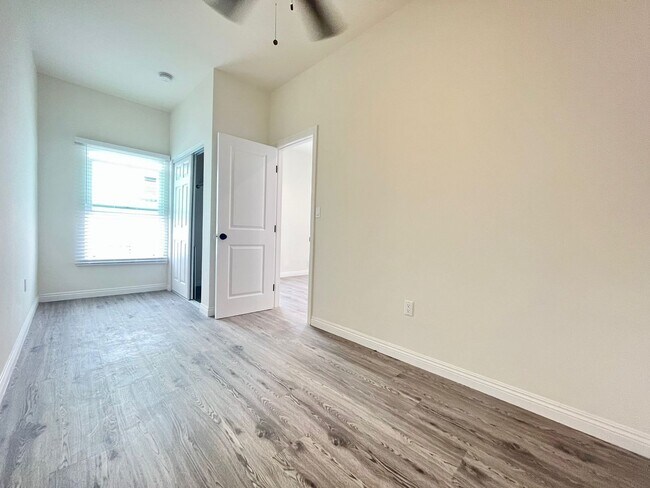 Foto del edificio - 400 N Coronado St