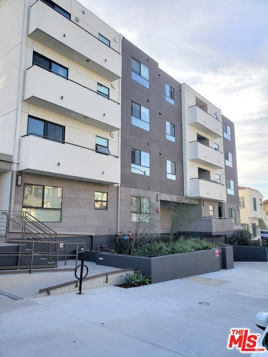 Foto principal - 5030 Rosewood Ave
