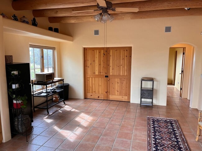 Building Photo - 3 Arriba Circle - Guest House - Lease Only...