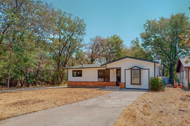 Building Photo - Charming 3-Bed/1 Bath Home with Private Backyard for Lease