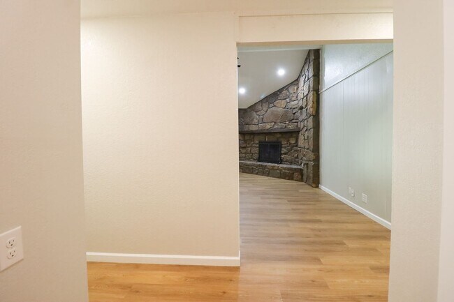 Building Photo - Beautifully Redone 3 Bedroom South Tulsa H...