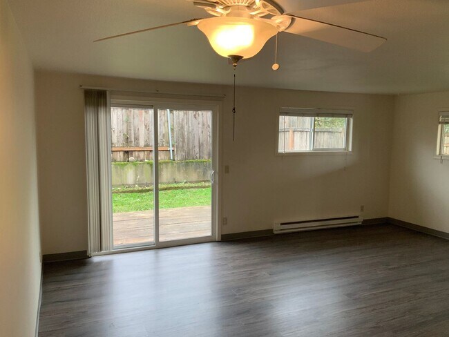 Building Photo - Fairview Dr Duplex