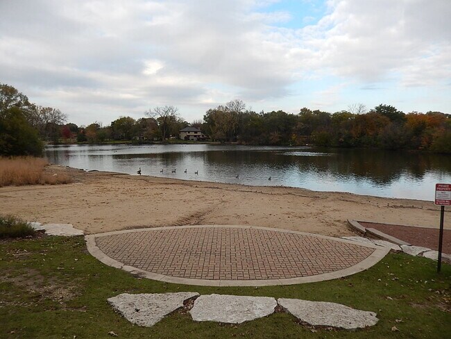 Foto del edificio - 120 Lakeview Dr