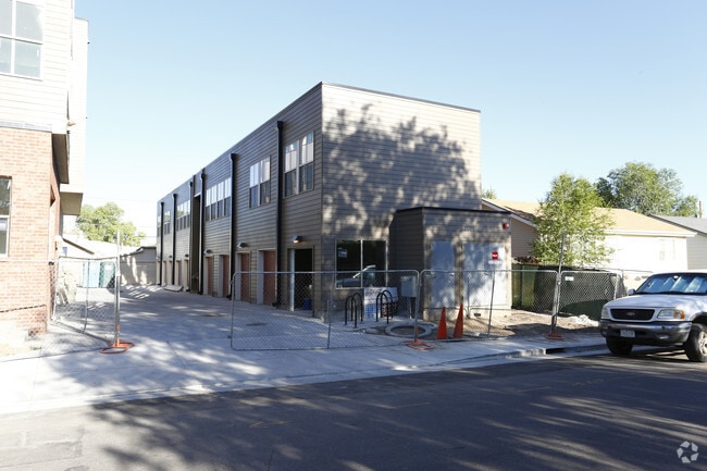 Building Photo - District 475
