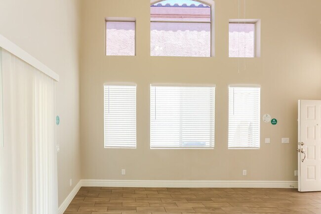 Building Photo - 3424 E Rockwood Dr