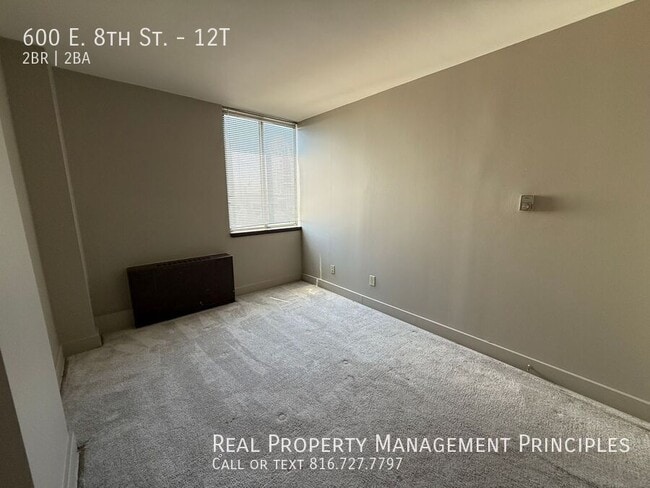 Building Photo - 600 E 8th St