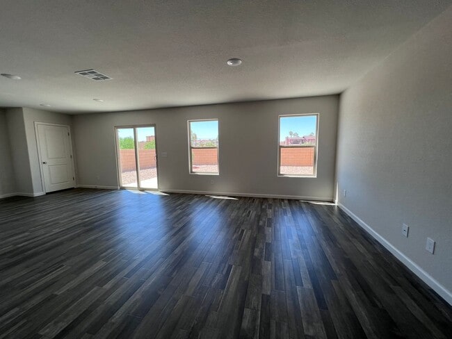 Building Photo - 3BR 2Ba w/garage and fenced yd, Gated Entry, near Rotary Park-Boat ramp,Sports Fields,