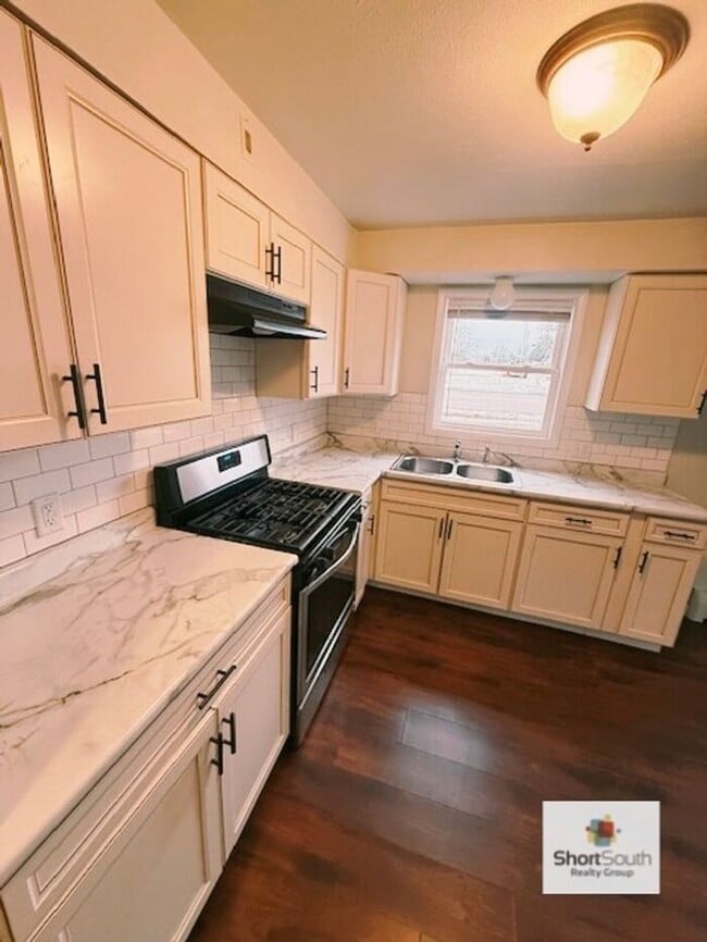 Building Photo - Updated 2 bed 1 bath lower apartment in Wyoming