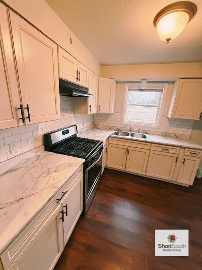 Foto del edificio - Updated 2 bed 1 bath lower apartment in Wyoming