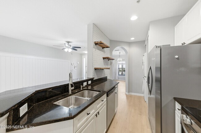 Foto del edificio - 415 La Travesia Flora