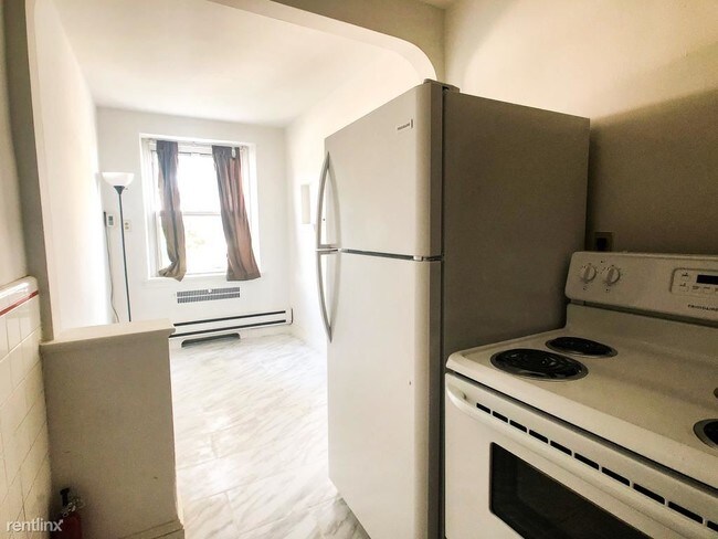 Building Photo - 2 br, 1 bath Apartment - 105 St Laurence Rd