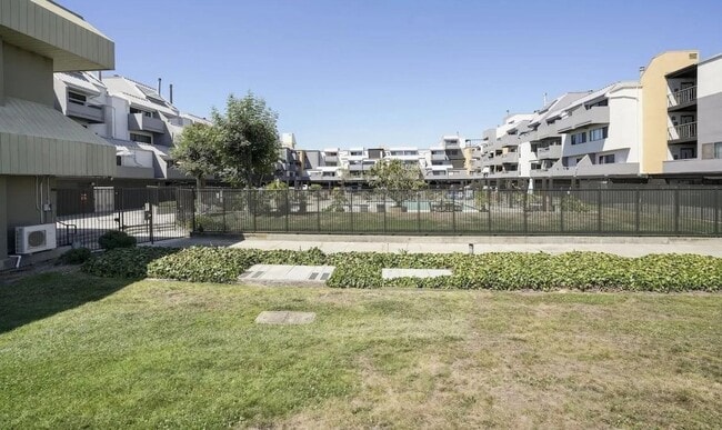 Foto del edificio - BEAUTIFUL TOP FLOOR  1 BED 1 BATH CONDO W/...