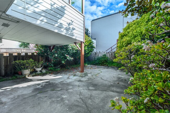 Building Photo - 2533 Chestnut St