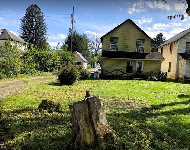 Building Photo - Spacious two-story home
