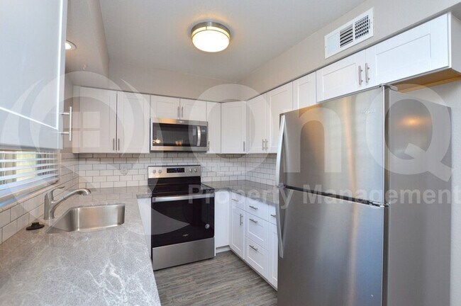 Foto del edificio - 785 N Arrowhead Dr