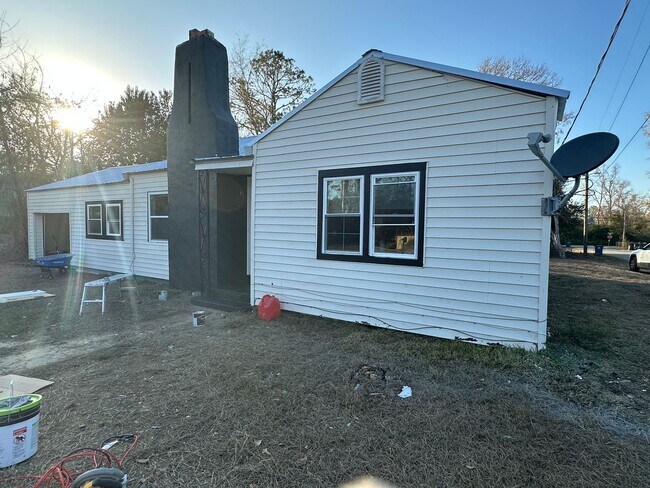 Building Photo - 3 Bed/2 Bath Home- Under Renovations