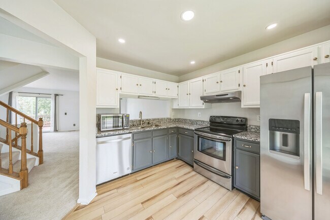 Foto del edificio - End Unit 3-Level Townhome in Millbrook Nei...