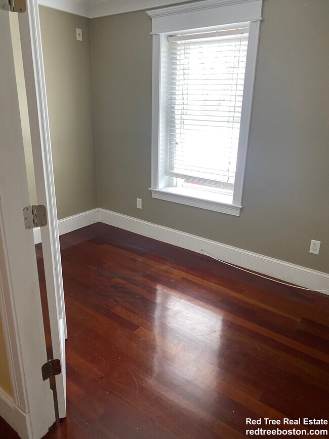 Building Photo - 632 E Broadway