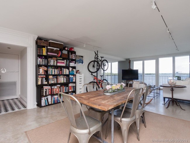 Foto del edificio - 770 NE 69th St