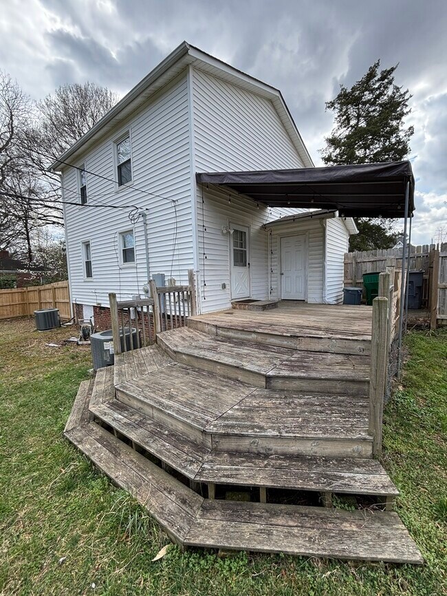 Building Photo - 3 Bedroom/1.5 Bath Charming House Large Fenced Yard