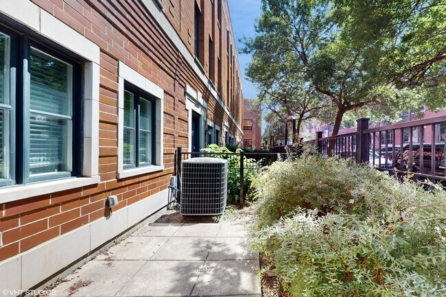 Building Photo - 105 S Racine Ave