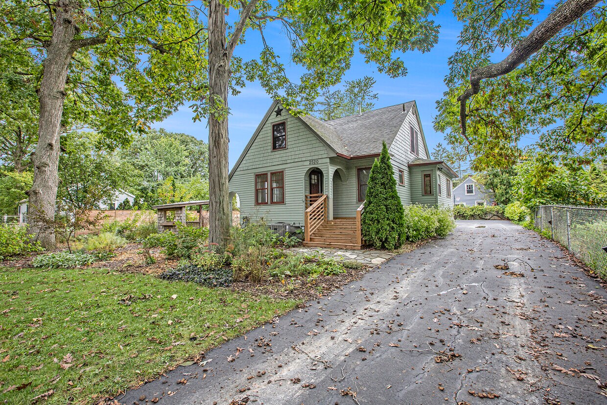 Foto principal - 2520 Oakdale Dr