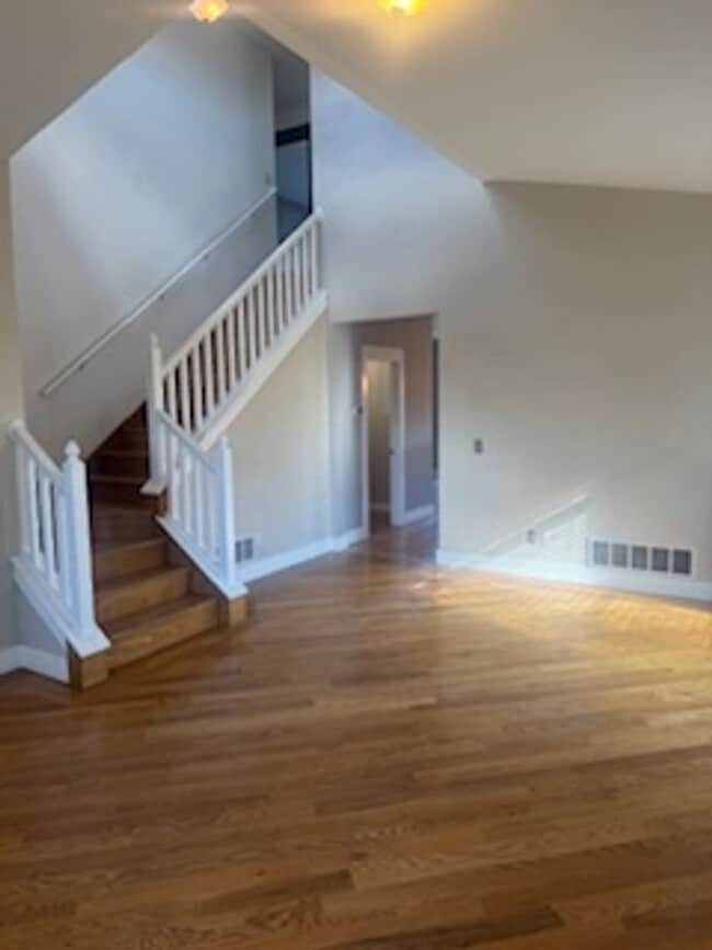 Foto del edificio - Charming 5-Bedroom Family Home for Rent in...