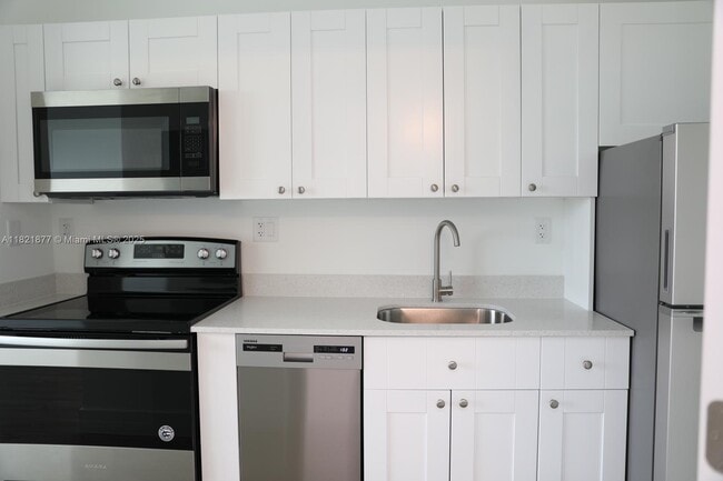 Building Photo - 4100 SW 64th Ave