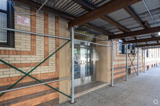 Entrance - 386 Fort Washington Ave