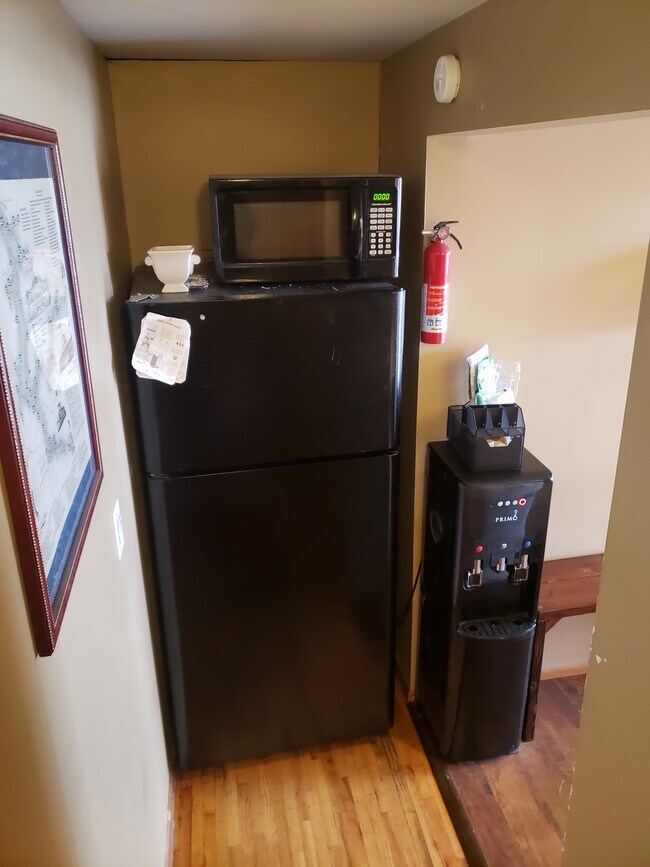 Nevera y microondas - 1407 E Spokane Ave