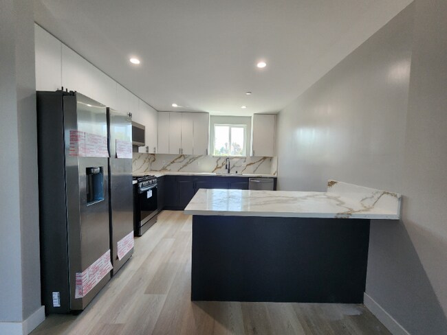 Building Photo - 2225 S Highland Ave