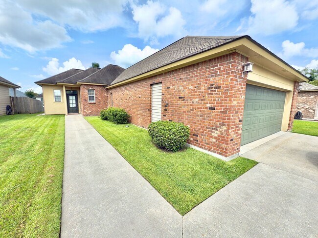 Foto del edificio - Lakefront Charm Near LSU – 3 Bed, 2 Bath w...
