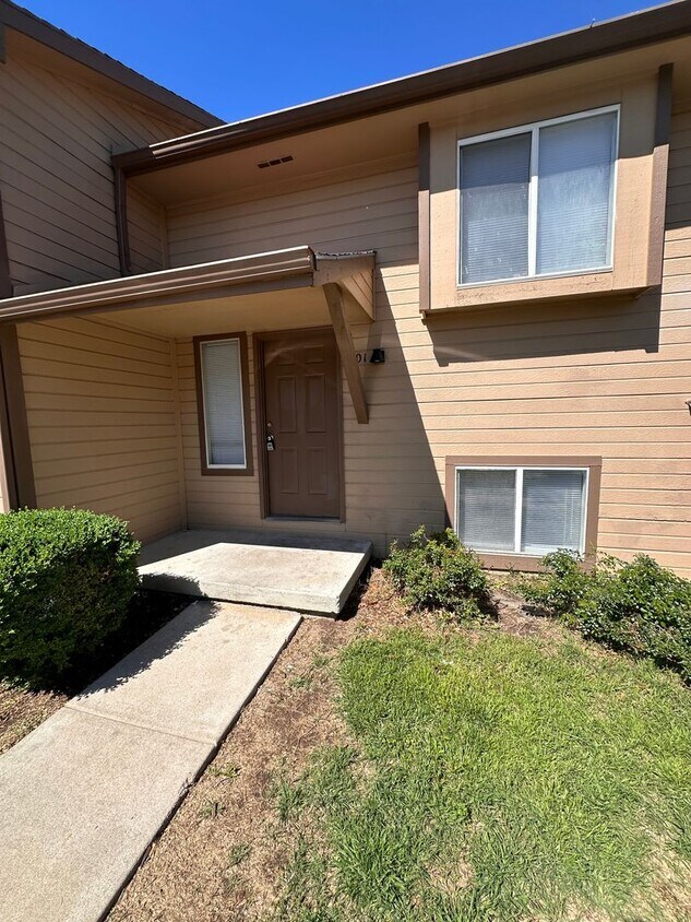 Foto principal - $895 - 2 bed 1.5 bath beautiful bi-level a...