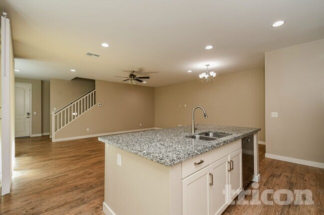 Building Photo - 4757 S Mole