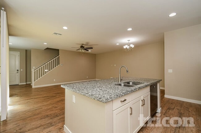 Building Photo - 4813 S Mole