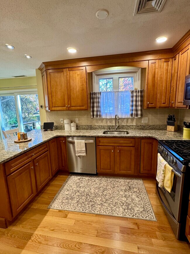 Foto del edificio - 275 Donohue Rd