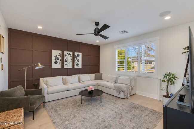 Foto del edificio - 3247 E Sells Dr