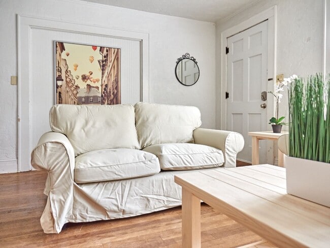 Building Photo - R0504